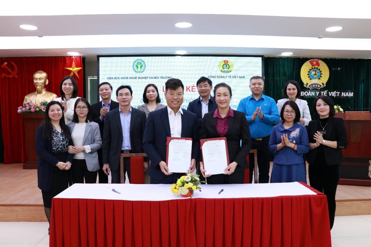 Lễ ký kết Kế hoạch phối hợp triển khai các hoạt động chăm sóc sức khoẻ, phòng chống bệnh nghề nghiệp trong đoàn viên công đoàn, người lao động ngành y tế, giai đoạn 2023-2025 giữa Viện Sức khoẻ nghề nghiệp và môi trường và Công đoàn Y tế Việt Nam 